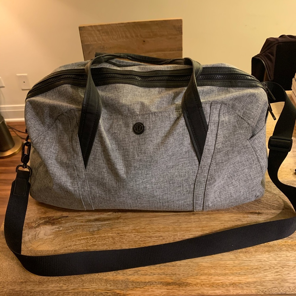 Lululemon command duffle like new!!